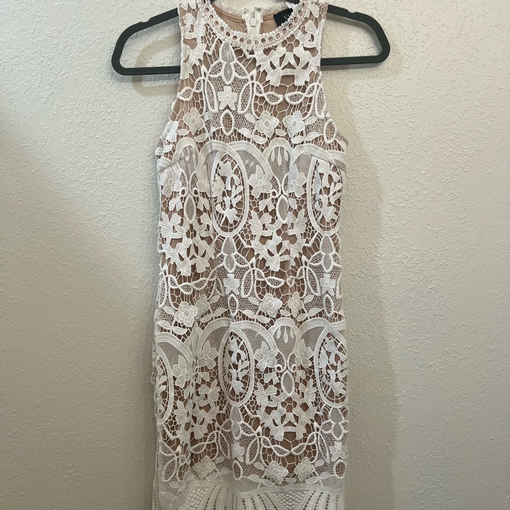 Short lace dress